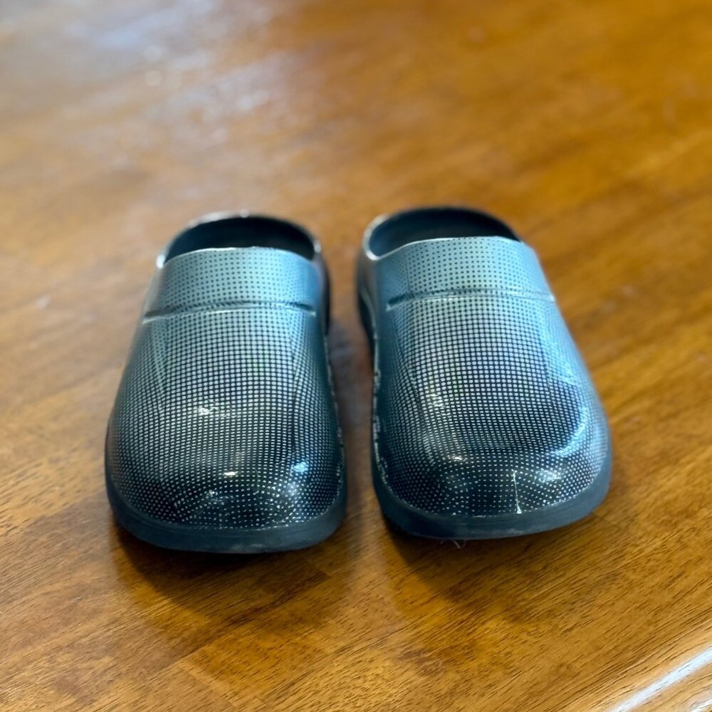 OOFOS Men 7 Women 9 Clog Silver with Black Details